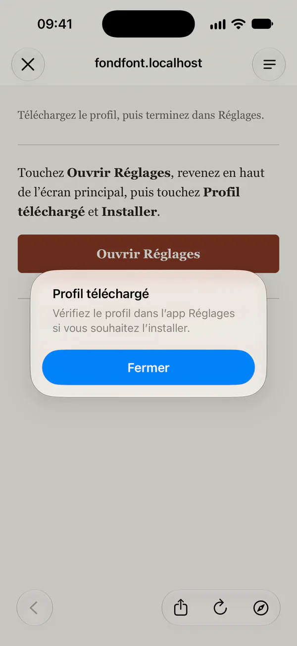 Le système confirme le téléchargement. Ouvrir Réglages se trouve sur la page derrière le message.